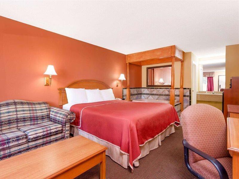 Travelodge By Wyndham Chattanooga/hamilton Place Motel